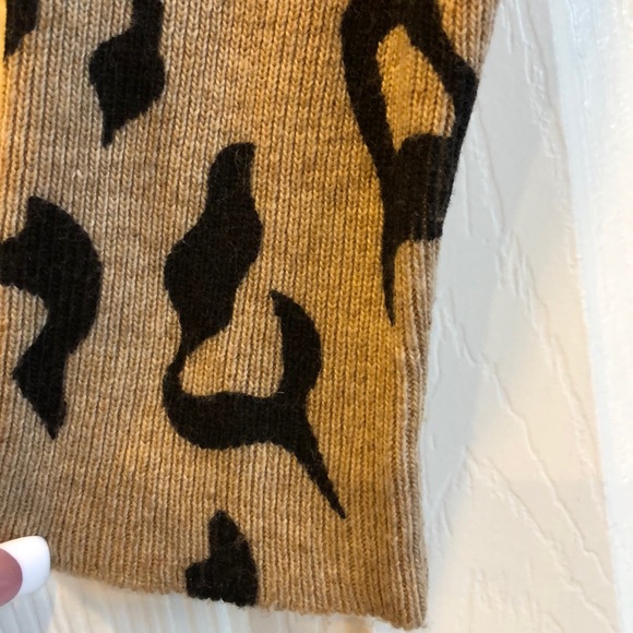 Women’s Bebe taupe and black top - Picture 4 of 11